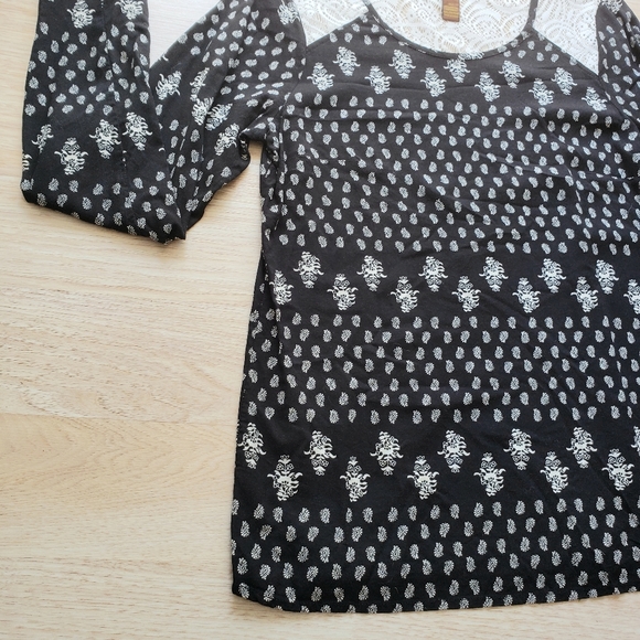 Copper Key Black and White Blouse - Picture 2 of 4